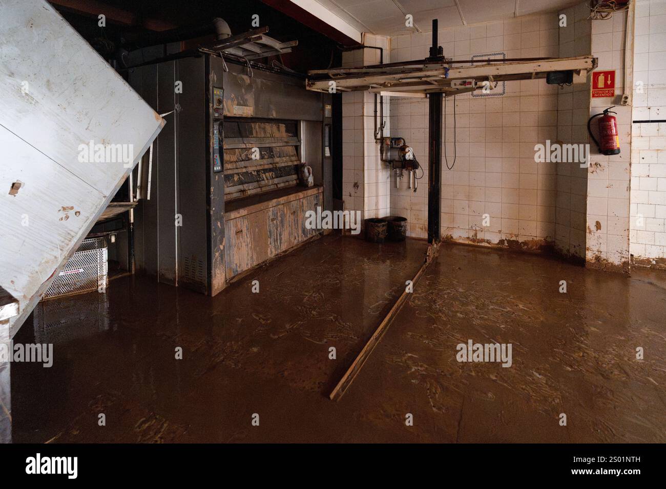 DANA-Flutungseffekte. Überschwemmungseinflüsse, Valencia, Spanien. Backofen und Materialien wurden im Geschäftsverkehr in Paiporta zerstört Stockfoto