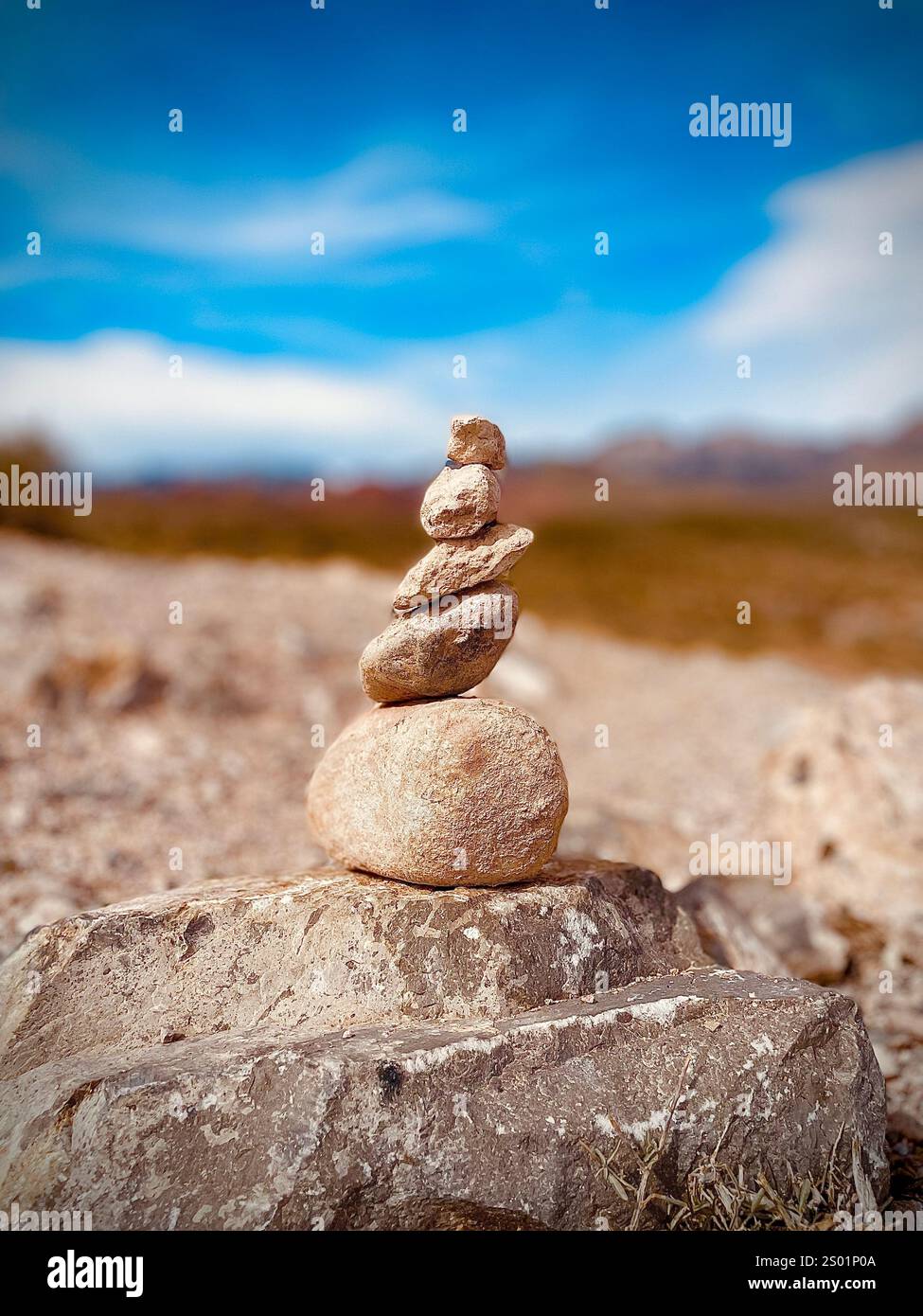 Stacked Stones am Red Rock Canyon, Nevada - Smartphone-aufgenommenes Stockfoto