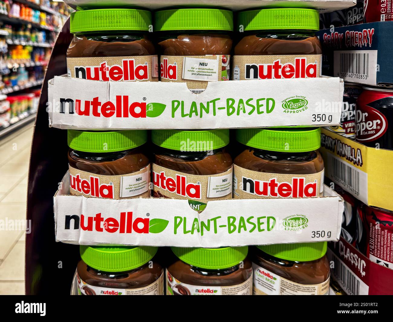 Bayern, Deutschland - 21. Dezember 2024: Pflanzenbasierte vegane Nutella auf einer Palette im Supermarktdisplay gestapelt *** pflanzenbasierter Vegane Nutella im Supermarkt Aufsteller gestapelt zur Palette im Angebot Stockfoto