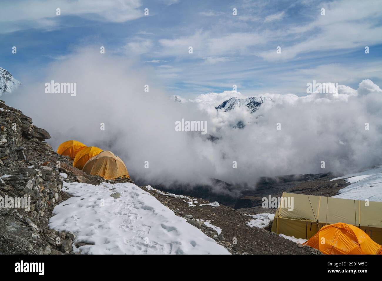 Wunderschöne Berge im hohen Himalaya vom Mera Peak auf 5700m. Letztes Lager vor 6476 m Schieben. Lichtaufnahme am Abend. Stockfoto