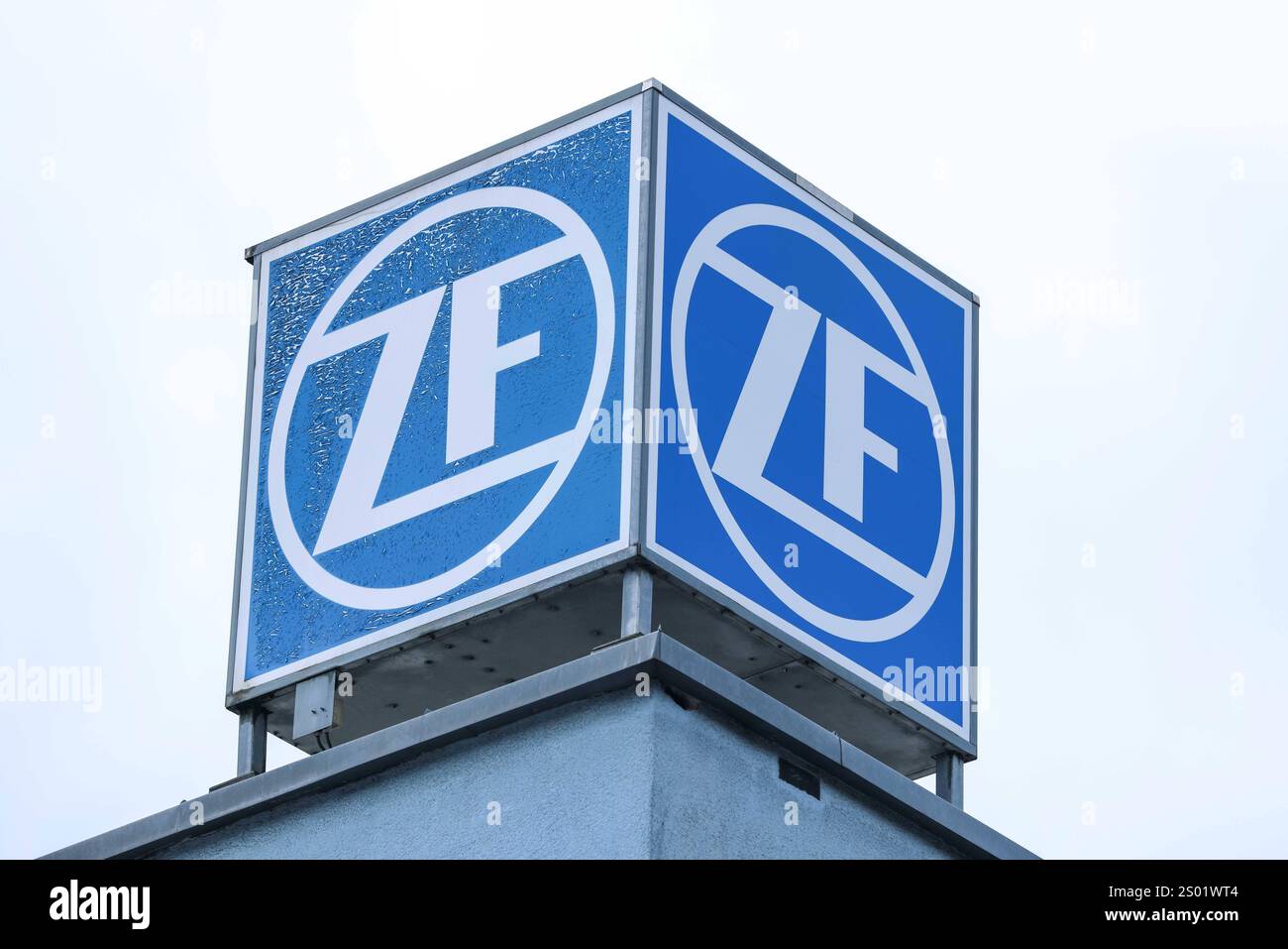 Logo des Automobilzulieferers ZF am 23.12.2024 in München. Die ZF Friedrichshafen AG auch ZF Group, ZF bedeutet Zahnradfabrik mit Sitz in Friedrichshafen ist ein weltweit tätiger deutscher Automobilzulieferer. *** Logo des Automobilzulieferers ZF am 23. 12 2024 in München ZF Friedrichshafen AG auch ZF Group, ZF bedeutet, dass das Getriebelager mit Sitz in Friedrichshafen ein weltweit tätiger deutscher Automobilzulieferer xMSx ist Stockfoto
