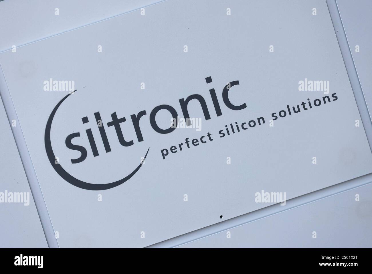 Schriftzug / Logo des Unternehmens Siltronic am 23.12.2024 in München die Siltronic AG ist ein Hersteller von Wafern aus Reinstsilizium, der Grundlage für die moderne Mikro- und Nanotechnologie. Das Unternehmen mit Sitz in München ist der weltweit drittgrößte Hersteller von Wafern für die Halbleiterindustrie. *** Schriftzug Logo der Firma Siltronic am 23 12 2024 in München die Siltronic AG ist ein Hersteller von hochreinen Silizium-Wafern, die Basis für moderne Mikro- und Nanotechnologie das Münchner Unternehmen ist der weltweit drittgrößte Hersteller von Wafern für die Halbleiterindustrie xMSx Stockfoto