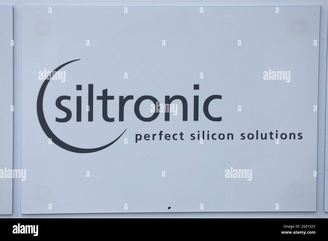 Schriftzug / Logo des Unternehmens Siltronic am 23.12.2024 in München die Siltronic AG ist ein Hersteller von Wafern aus Reinstsilizium, der Grundlage für die moderne Mikro- und Nanotechnologie. Das Unternehmen mit Sitz in München ist der weltweit drittgrößte Hersteller von Wafern für die Halbleiterindustrie. *** Schriftzug Logo der Firma Siltronic am 23 12 2024 in München die Siltronic AG ist ein Hersteller von hochreinen Silizium-Wafern, die Basis für moderne Mikro- und Nanotechnologie das Münchner Unternehmen ist der weltweit drittgrößte Hersteller von Wafern für die Halbleiterindustrie xMSx Stockfoto