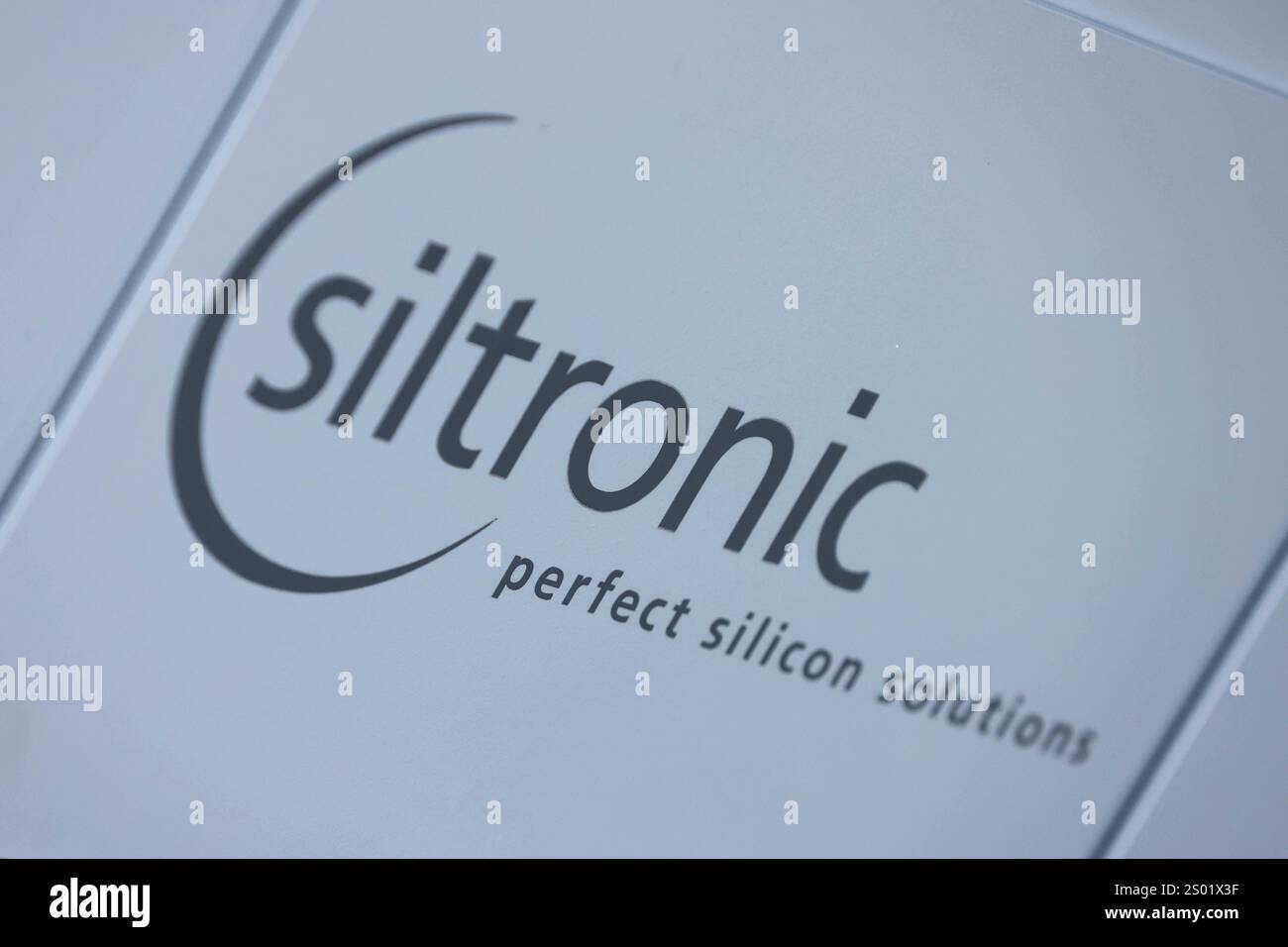 Schriftzug / Logo des Unternehmens Siltronic am 23.12.2024 in München die Siltronic AG ist ein Hersteller von Wafern aus Reinstsilizium, der Grundlage für die moderne Mikro- und Nanotechnologie. Das Unternehmen mit Sitz in München ist der weltweit drittgrößte Hersteller von Wafern für die Halbleiterindustrie. *** Schriftzug Logo der Firma Siltronic am 23 12 2024 in München die Siltronic AG ist ein Hersteller von hochreinen Silizium-Wafern, die Basis für moderne Mikro- und Nanotechnologie das Münchner Unternehmen ist der weltweit drittgrößte Hersteller von Wafern für die Halbleiterindustrie xMSx Stockfoto