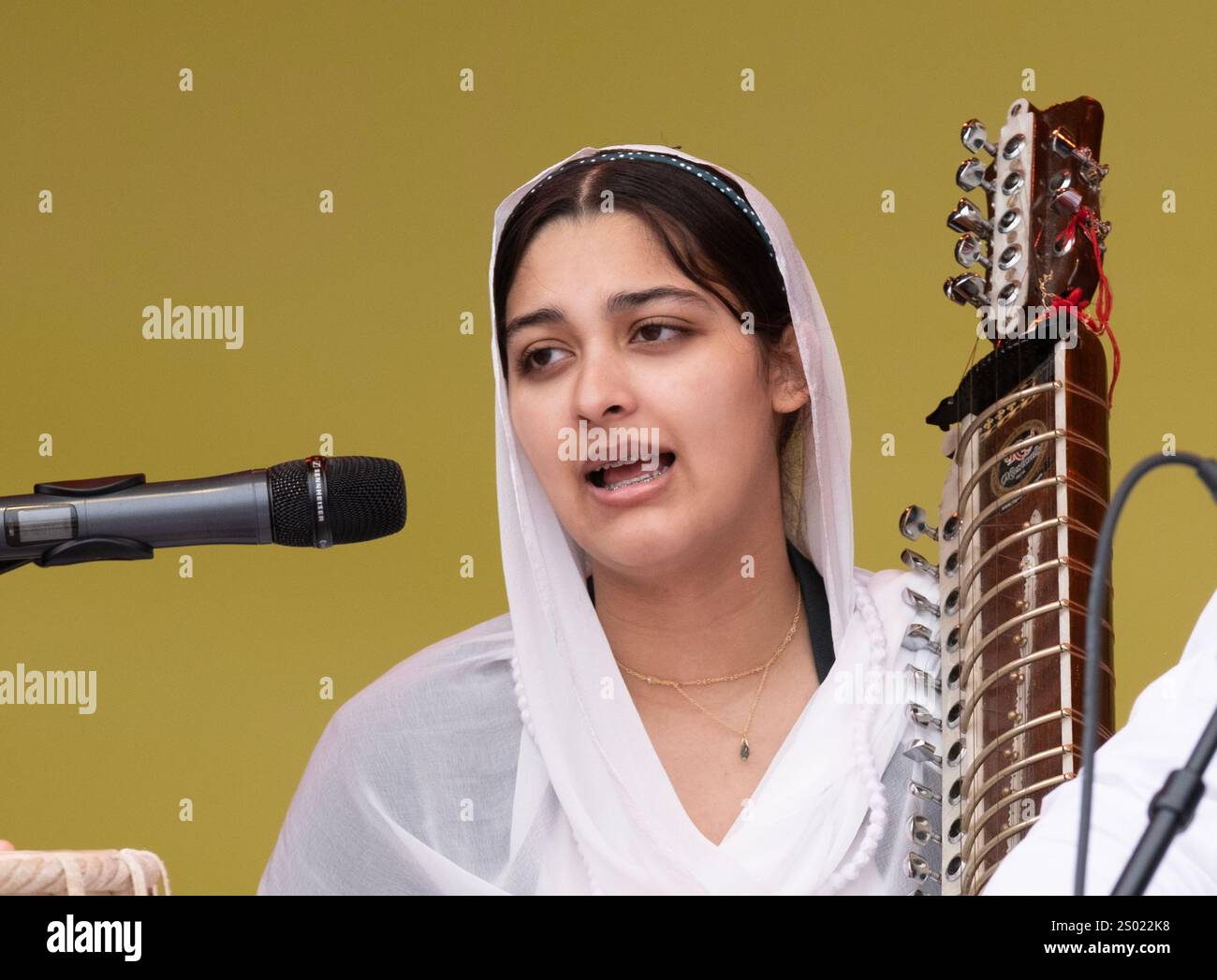 Junge Musikerin auf der Dilruba beim Vaisakhi Festival am Trafalgar Square, London, bei dem die traditionelle Sikh-Kultur gefeiert wird. Stockfoto