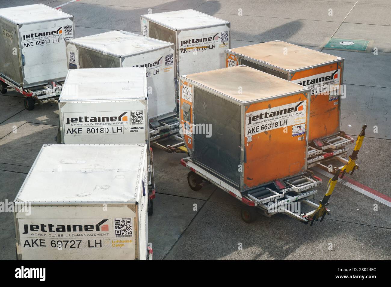 Luftfrachtcontainer auf dem Asphalt am Frankfurter Flughafen Stockfoto