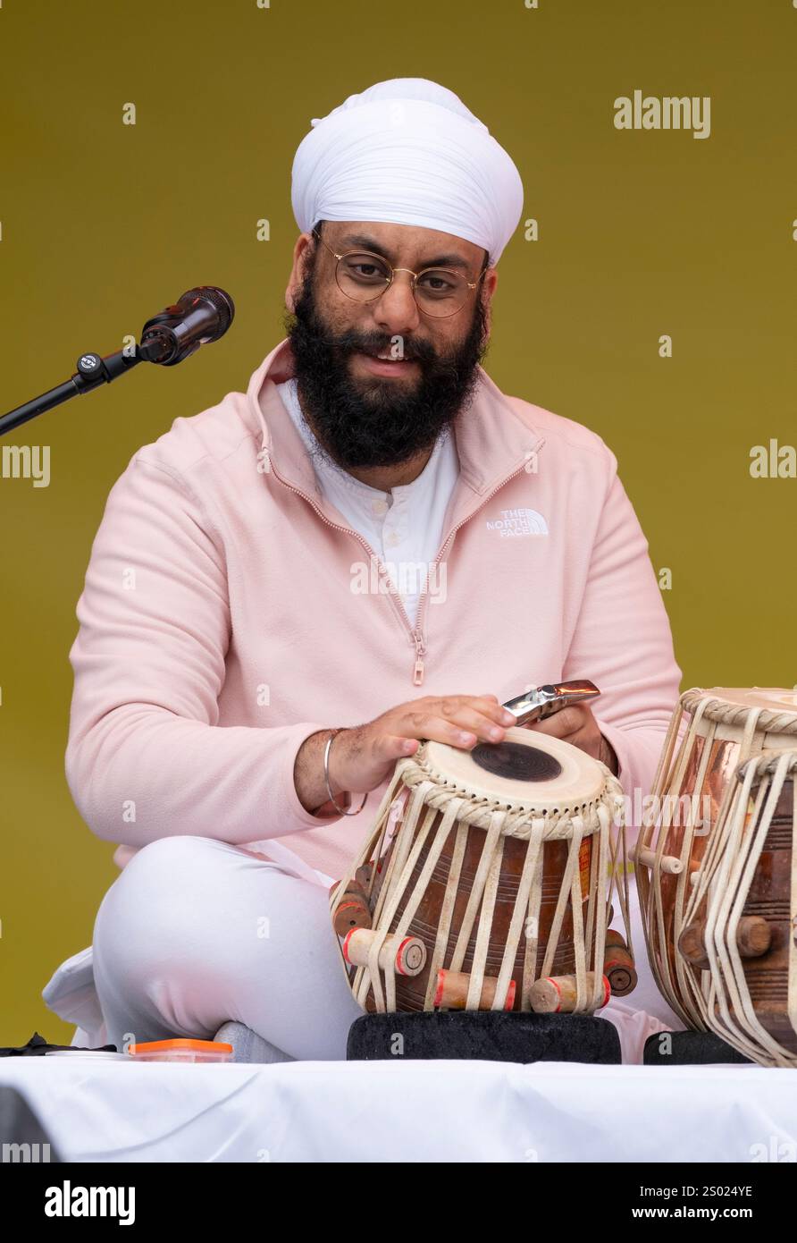Sikh-Musiker auf der Tabla beim Vaisakhi Festival am Trafalgar Square, London, bei dem die traditionelle Sikh-Kultur gefeiert wird. Stockfoto