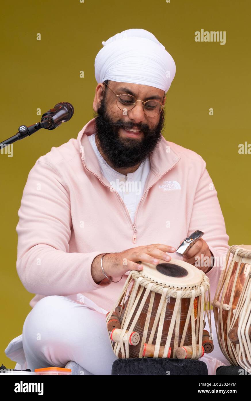 Sikh-Musiker auf der Tabla beim Vaisakhi Festival am Trafalgar Square, London, bei dem die traditionelle Sikh-Kultur gefeiert wird. Stockfoto