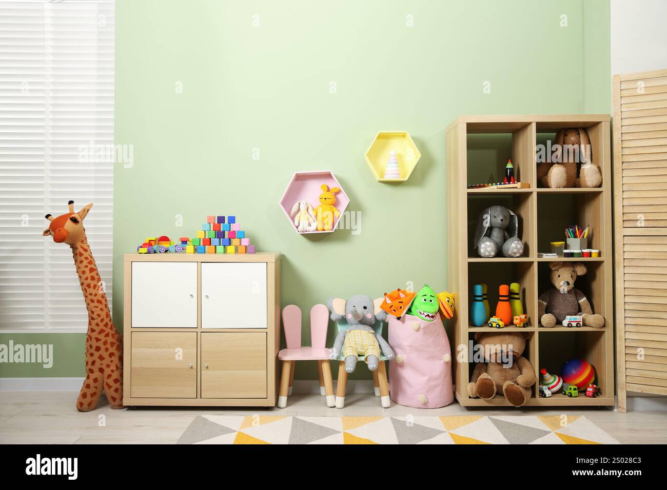 Innenraum des Kinderzimmers mit vielen verschiedenen Spielzeugen Stockfoto