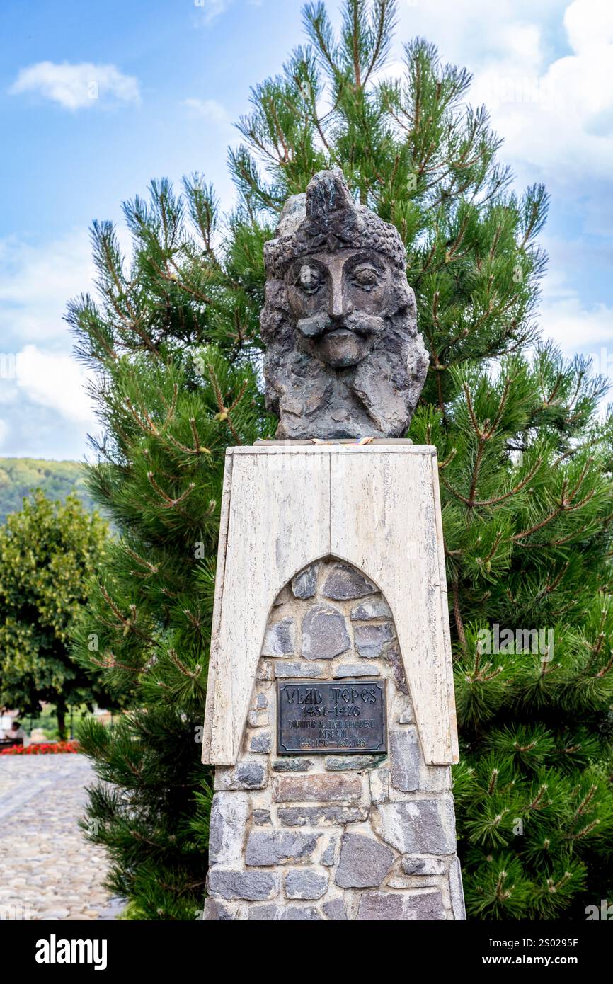 SIGHISOARA (RUMÄNIEN) - Statue von Vlad Tepes zu Ehren des Geburtsortes des legendären walachischen Herrschers aus dem 15. Jahrhundert, bekannt als Vlad der Pfähler. Stockfoto