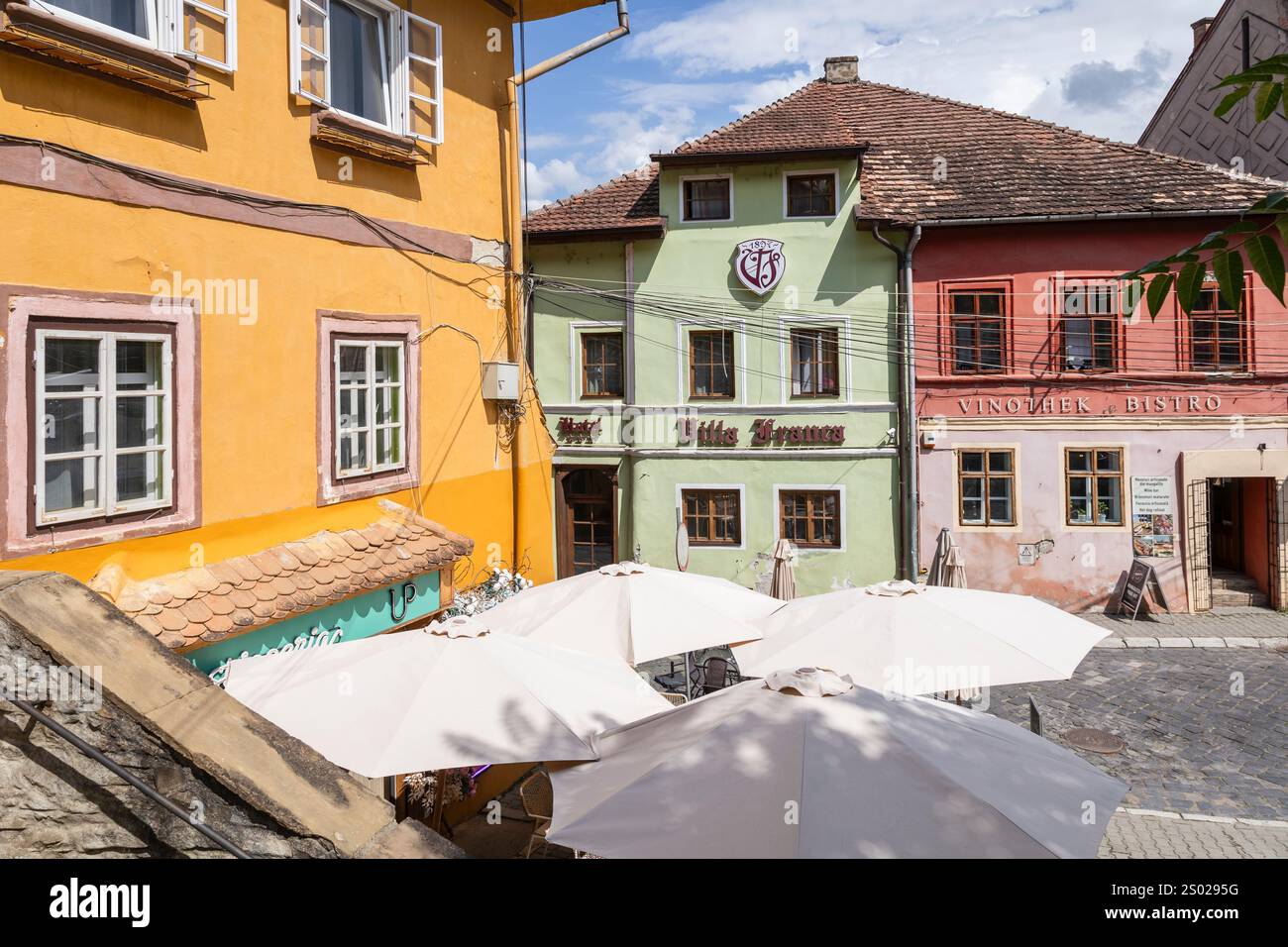 SIGHISOARA (RUMÄNIEN) - das historische Zentrum von Sighișoara, ein UNESCO-Weltkulturerbe in Siebenbürgen, Rumänien, ist ein atemberaubendes mittelalterliches Juwel. Stockfoto