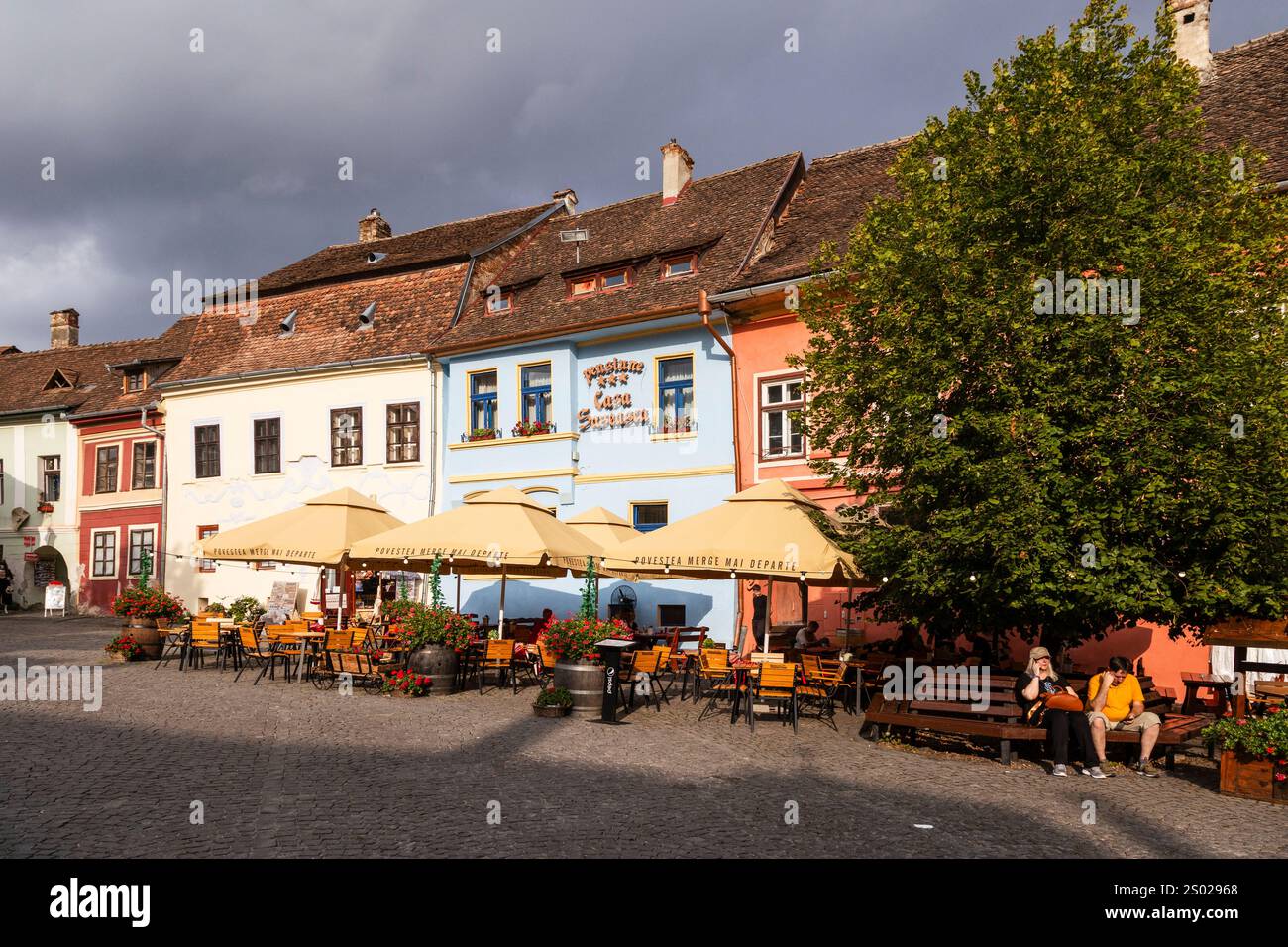 SIGHISOARA (RUMÄNIEN) - das historische Zentrum von Sighișoara, ein UNESCO-Weltkulturerbe in Siebenbürgen, Rumänien. Piața Cetății. Stockfoto