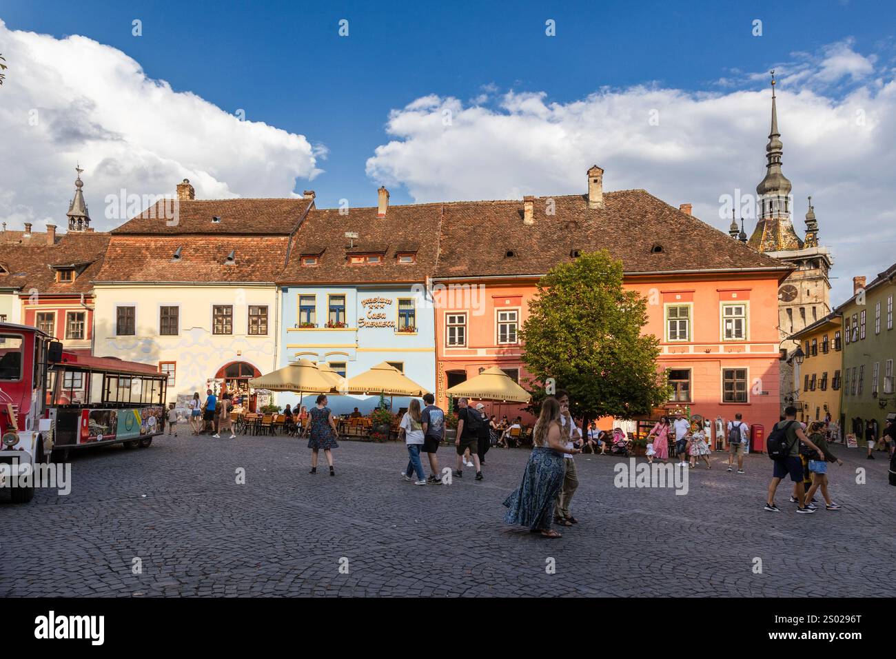 SIGHISOARA (RUMÄNIEN) - das historische Zentrum von Sighișoara, ein UNESCO-Weltkulturerbe in Siebenbürgen, Rumänien. Piața Cetății. Stockfoto