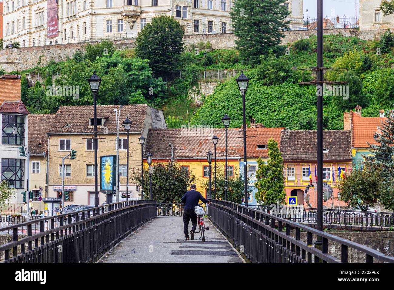 SIGHISOARA (RUMÄNIEN) - Brücke über den Fluss Nagy in Sighișoara, Rumänien, die den mittelalterlichen Charme der historischen Zitadelle mit der Umgebung verbindet. Stockfoto