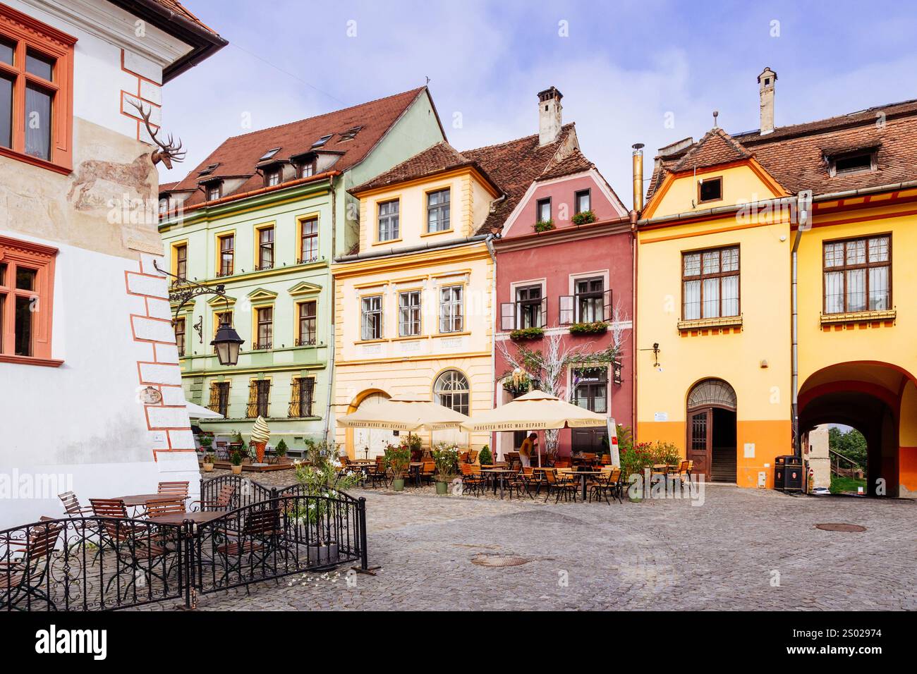 SIGHISOARA (RUMÄNIEN) - das historische Zentrum von Sighișoara, ein UNESCO-Weltkulturerbe in Siebenbürgen, Rumänien, ist ein atemberaubendes mittelalterliches Juwel. Stockfoto