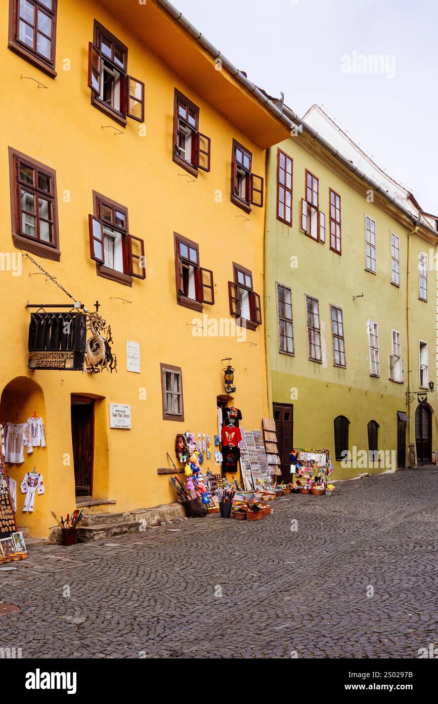 SIGHISOARA (RUMÄNIEN) - das historische Zentrum von Sighișoara, ein UNESCO-Weltkulturerbe in Siebenbürgen, Rumänien, ist ein atemberaubendes mittelalterliches Juwel. Stockfoto