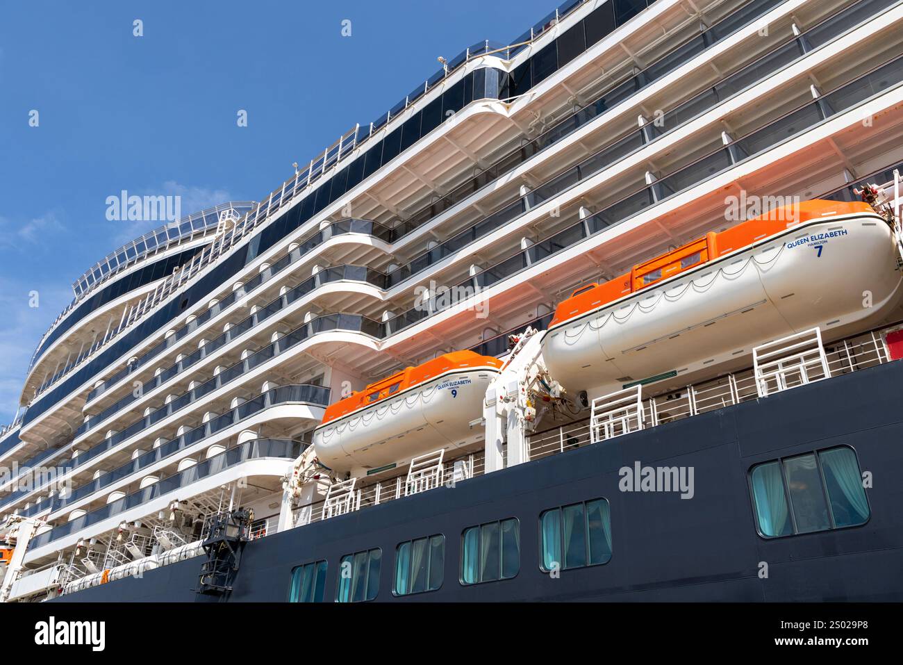 Close up Queen Elizabeth Kreuzfahrtgeschäft mit Rettungsbooten und Balkonkabinen, die in Hobart Tasmanien vertäut sind Stockfoto