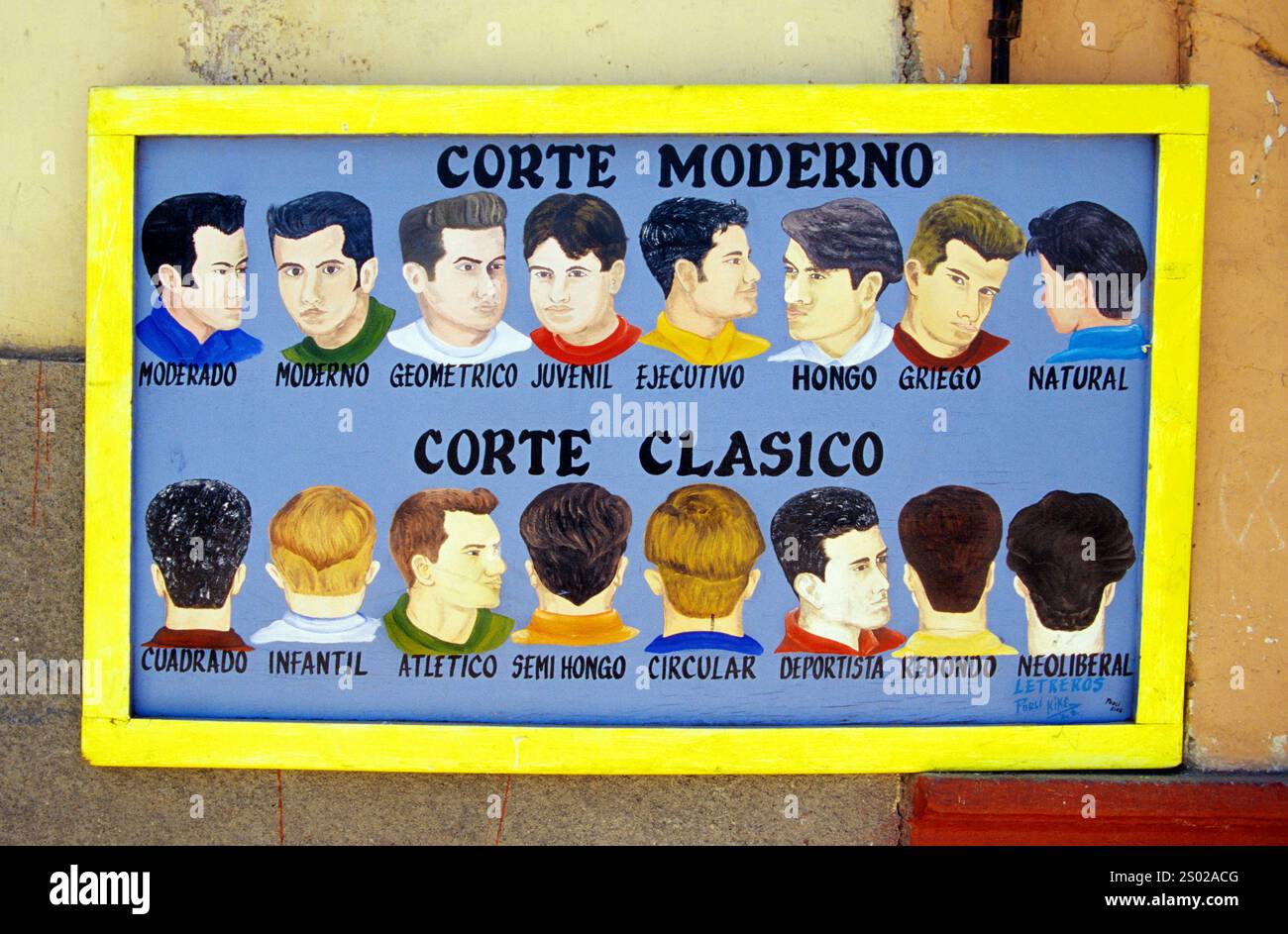 Handgemaltes Barbershop-Schild in Andahuaylas, Peru, das Friseuroptionen mit einer Mischung aus traditionellen und modernen Schnitten und lebendigen Kunstwerken präsentiert. Stockfoto