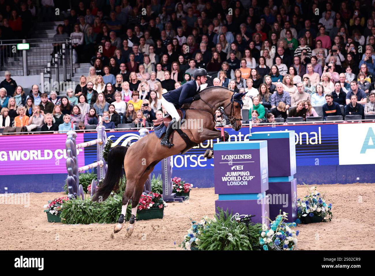 Ben Maher aus Großbritannien mit Punktunterbrechung während des Longines FEI Jumping World Cup präsentiert von Agria auf der London International Horse Show am 22. Dezember 2024 in London (Foto: Maxime David - MXIMD Pictures) Stockfoto