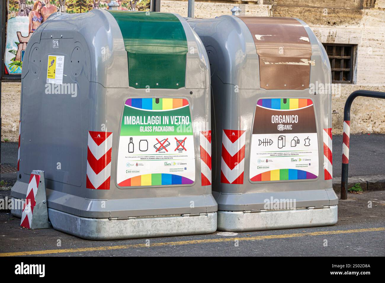 Livorno Italien, Piazza Benamozegh, Recycling-Behälter aus Glas, organische Abfälle, Imballaggi in Vetro, Glasverpackungen, Bio, Recycling-Behälter, städtischer Abfall Stockfoto