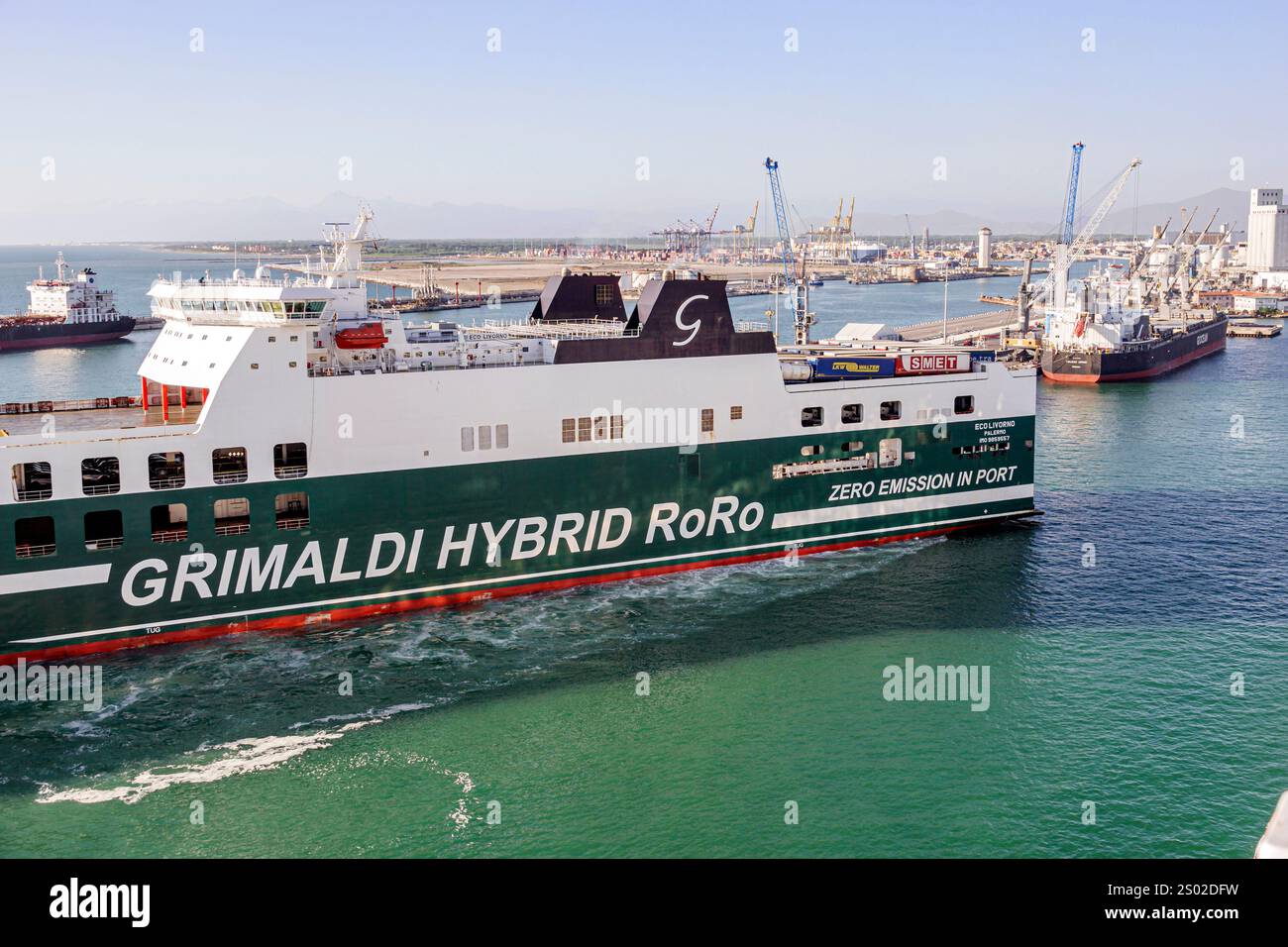 Livorno Italien, Hafen von Livorno, Porto di, Tyrrhenisches Mittelmeer, Eco Livorno Hybrid RoRo Schiff, Grimaldi Gruppe, Reederei, Roll-on/Roll-off Carg Stockfoto