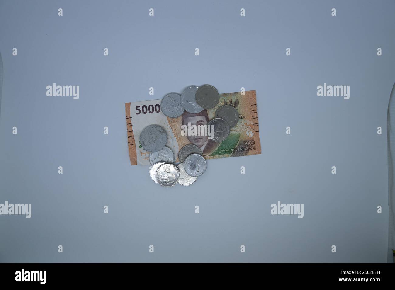 EID-Banknoten und -Münzen aus der Währung der Republik Indonesien Stockfoto