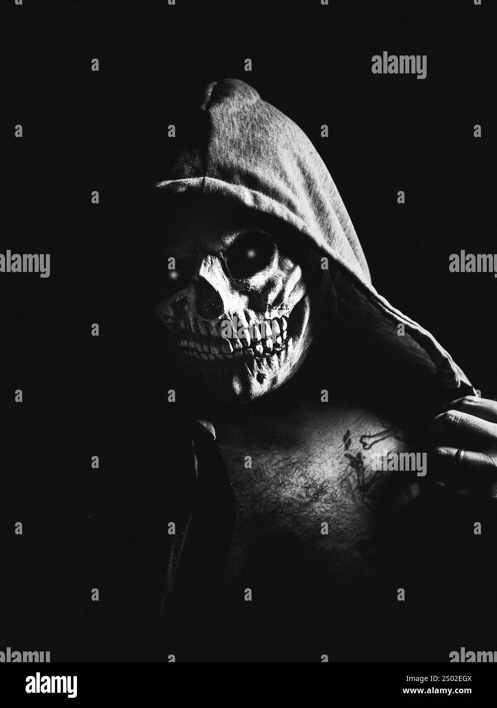 Schwarz-weißer Schädel mit leuchtenden Augen Stockfoto