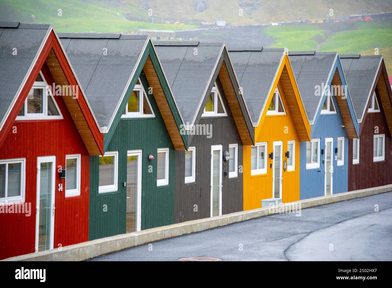 Farbenfrohe Angelhütten auf den Färöer Inseln Stockfoto