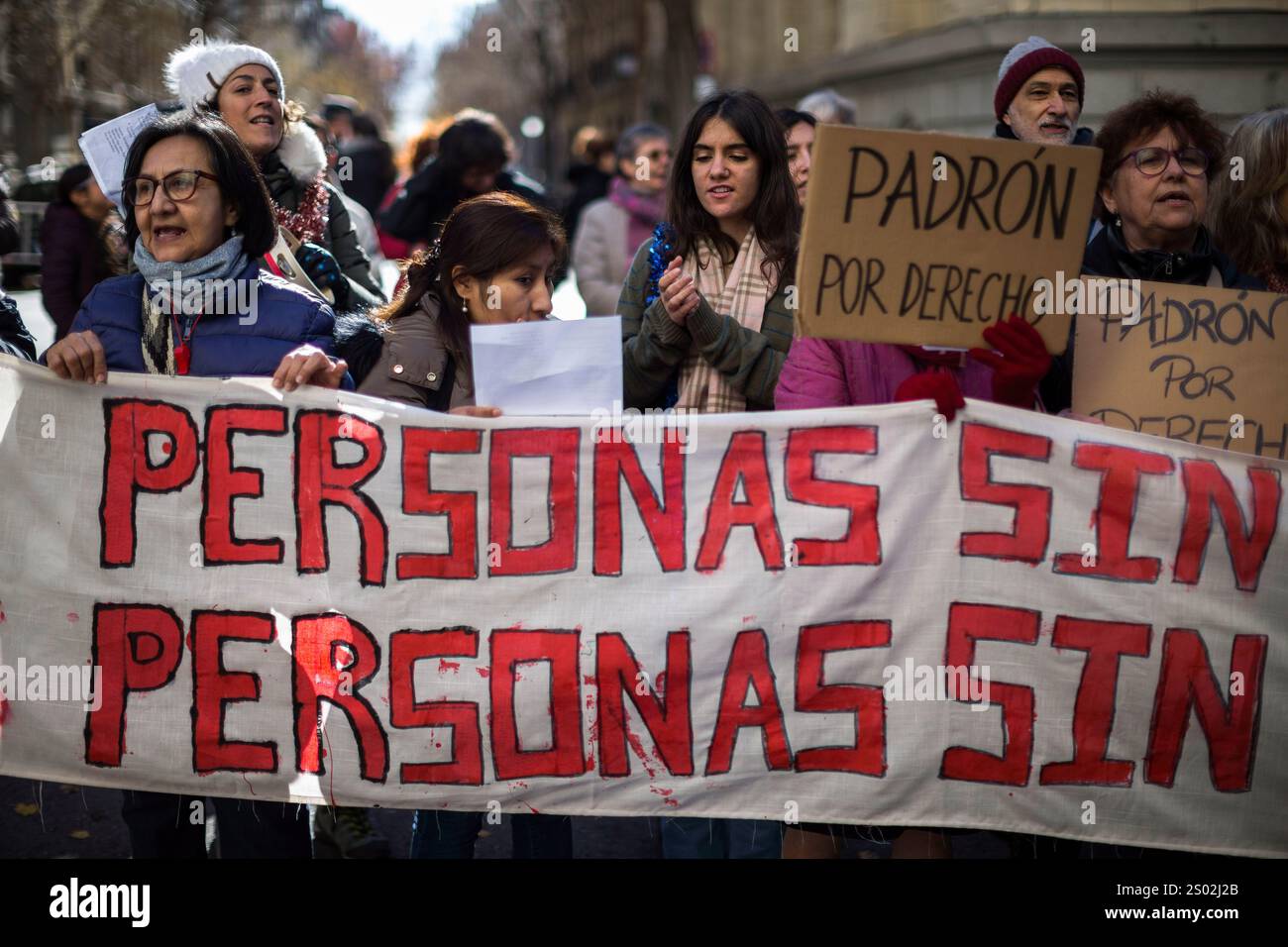 Madrid, Spanien. Dezember 2024. Frauen halten Plakate und ein Banner während einer Demonstration vor dem Rathaus von Madrid. Mehrere Migrantengruppen und -Verbände protestierten gegen die Registrierung in der spanischen Hauptstadt und das Recht auf Gesundheit, Bildung und soziale Unterstützung. Quelle: SOPA Images Limited/Alamy Live News Stockfoto