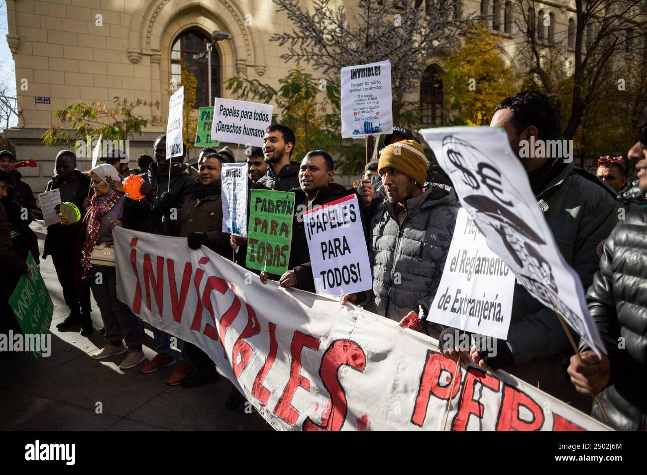 Madrid, Spanien. Dezember 2024. Während einer Demonstration vor dem Rathaus von Madrid halten mehrere Migranten Plakate und ihre Anmeldeformulare bei sich. Mehrere Migrantengruppen und -Verbände protestierten gegen die Registrierung in der spanischen Hauptstadt und das Recht auf Gesundheit, Bildung und soziale Unterstützung. (Foto: Luis Soto/SOPA Images/SIPA USA) Credit: SIPA USA/Alamy Live News Stockfoto