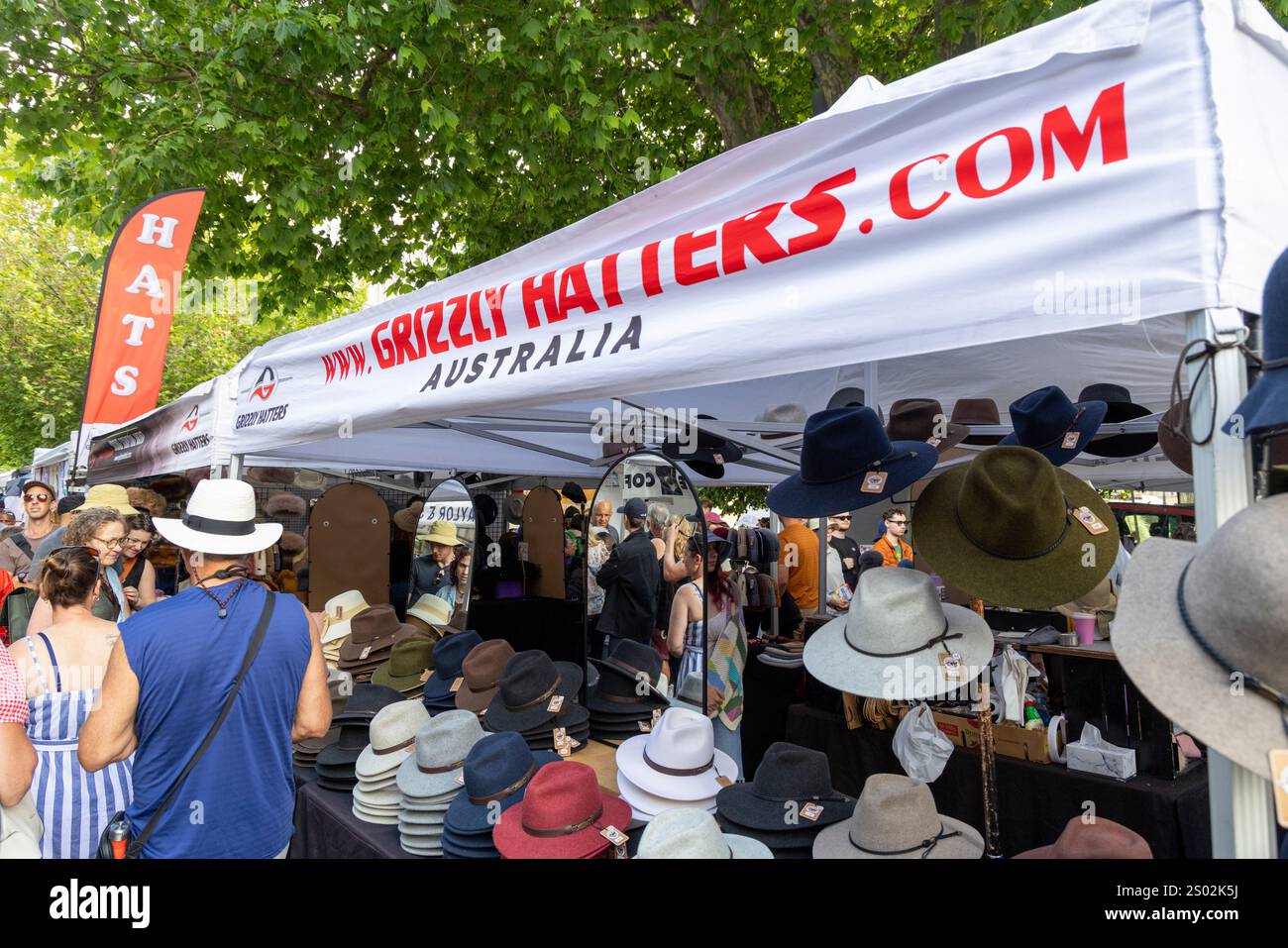 Salamanca Place Christmas Market in Hobart Tasmania, Hatters Stall, der eine Auswahl an Hüten und Kopfbedeckungen verkauft, Australien Stockfoto