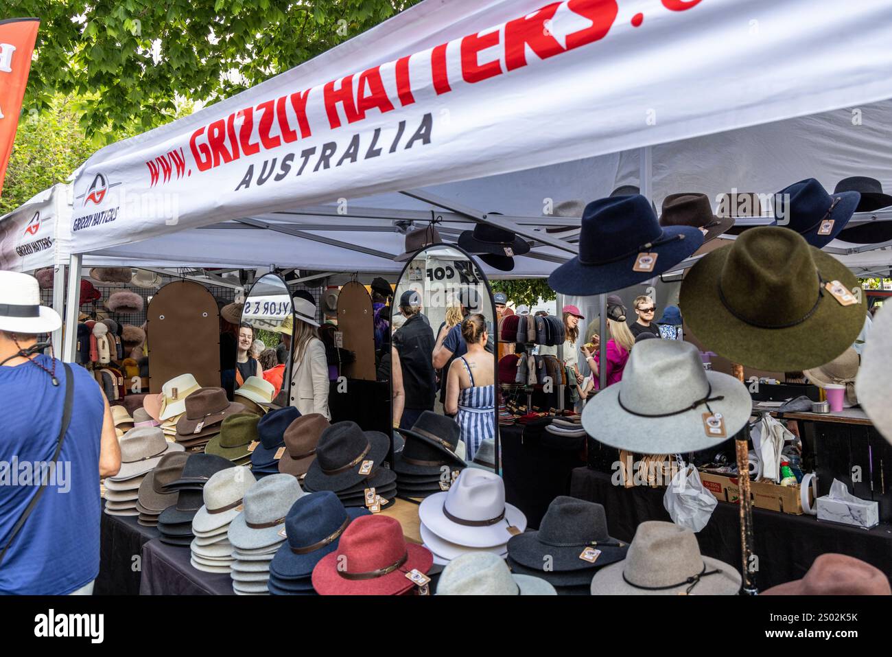 Salamanca Place Christmas Market in Hobart Tasmania, Hatters Stall, der eine Auswahl an Hüten und Kopfbedeckungen verkauft, Australien Stockfoto