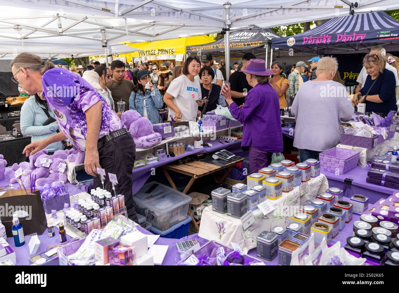 Marktstand mit Lavendelwaren und Angestellte tragen passende lilafarbene Kleidung, Salamanca Place Market in Hobart, Tasmanien, Australien Stockfoto