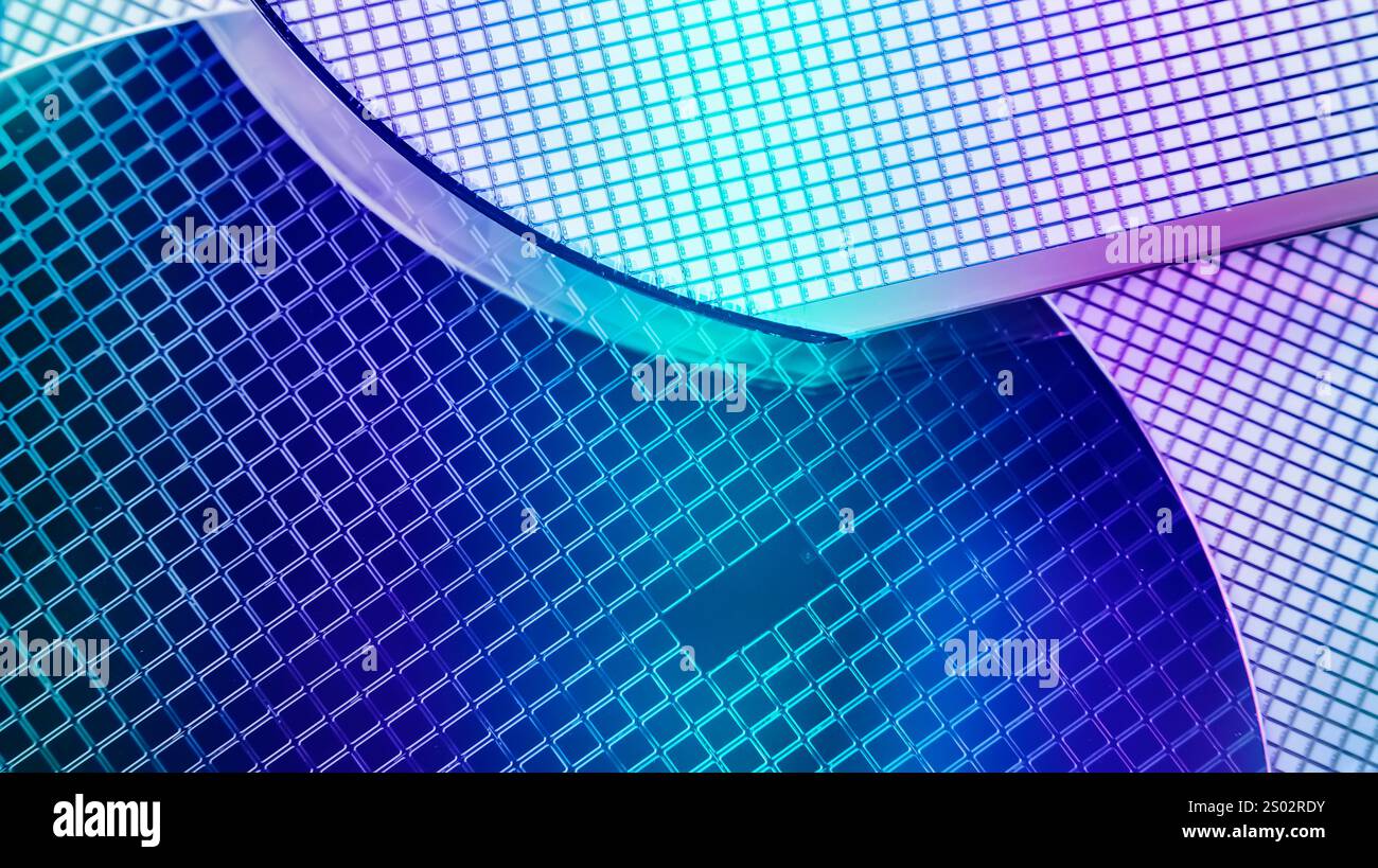 Silizium-Wafer und -Mikroschaltungen aus Halbleitermaterial, verwendet in der Elektronik zur Herstellung integrierter Schaltungen Stockfoto