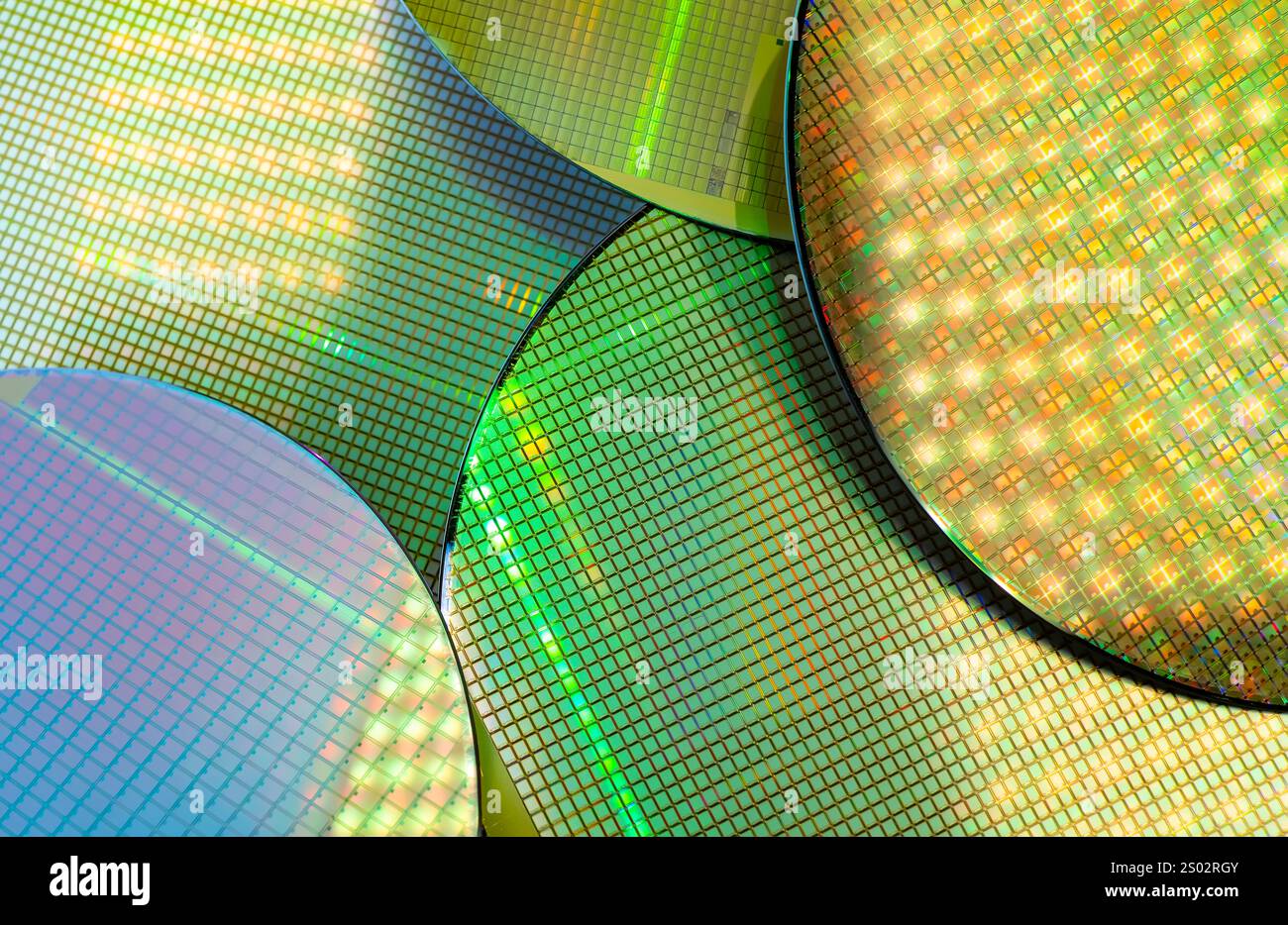 Silizium-Wafer und -Mikroschaltungen aus Halbleitermaterial, verwendet in der Elektronik zur Herstellung integrierter Schaltungen Stockfoto