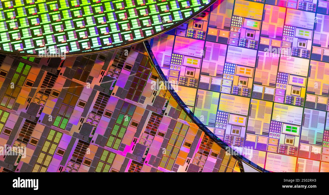 Silizium-Wafer und -Mikroschaltungen aus Halbleitermaterial, verwendet in der Elektronik zur Herstellung integrierter Schaltungen Stockfoto