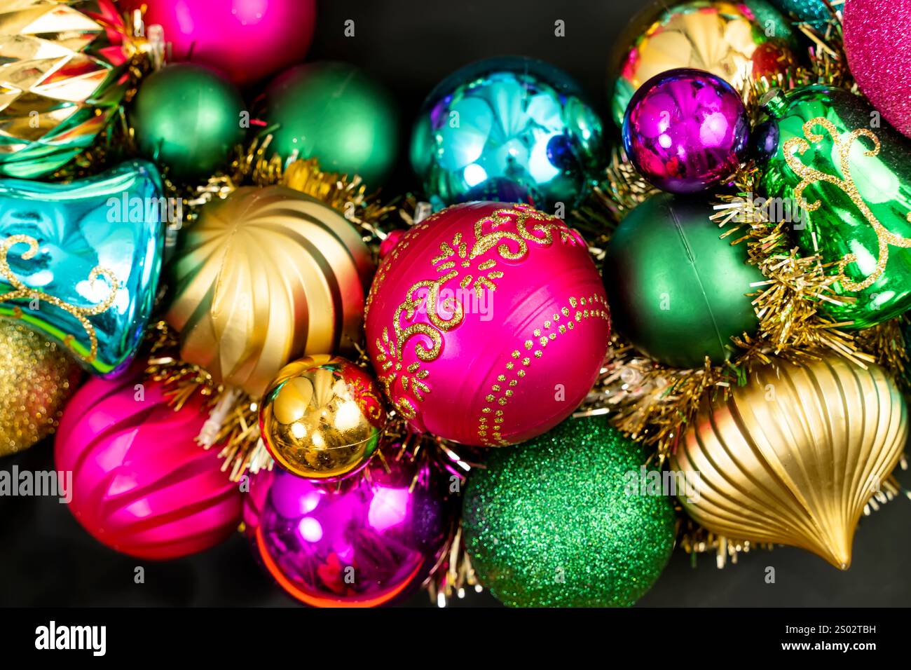 Wunderschöner Weihnachtskranz aus bunten, glänzenden Kugeln Stockfoto