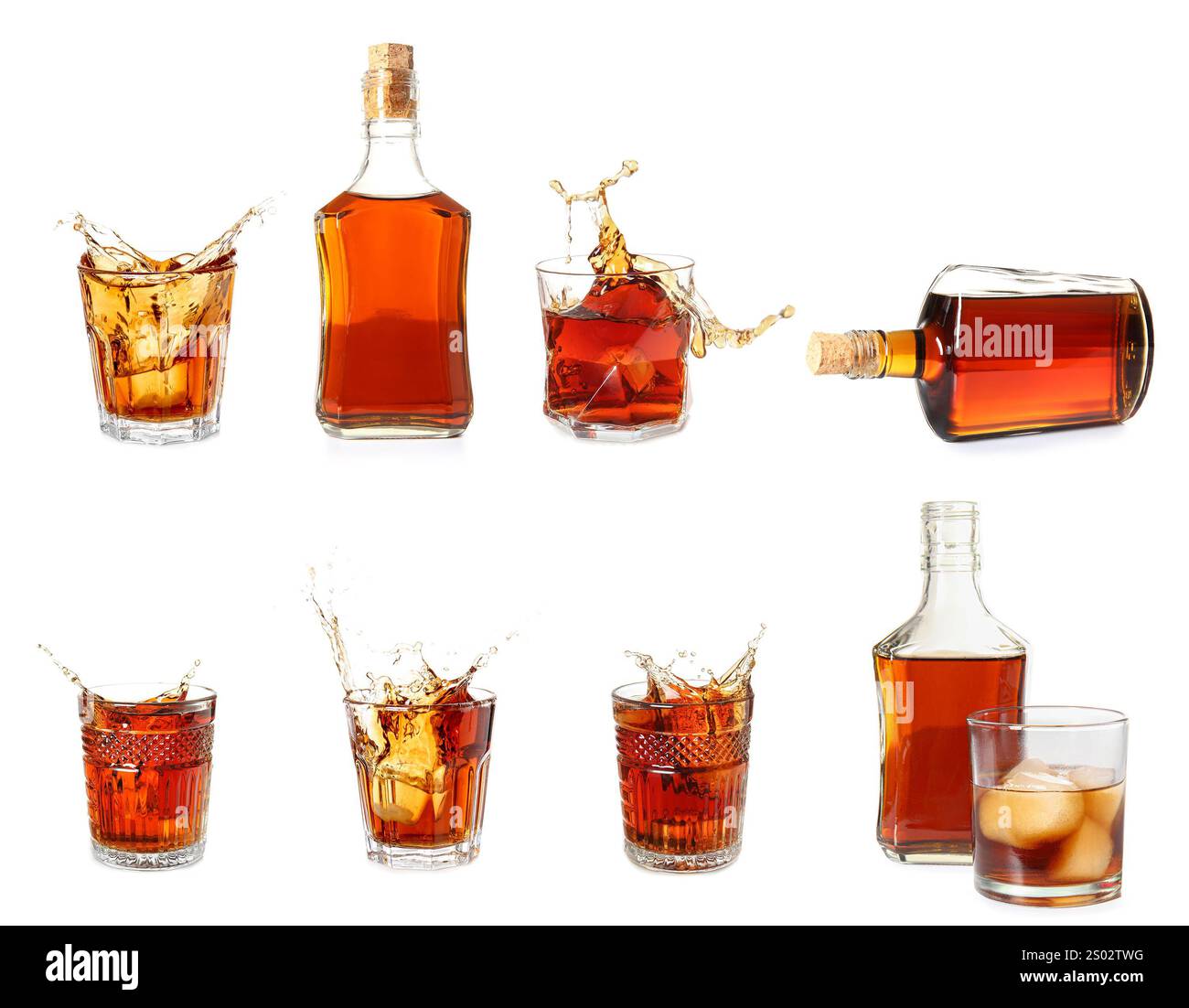 Set aus Flaschen und Gläsern mit Rum auf weißem Hintergrund Stockfoto