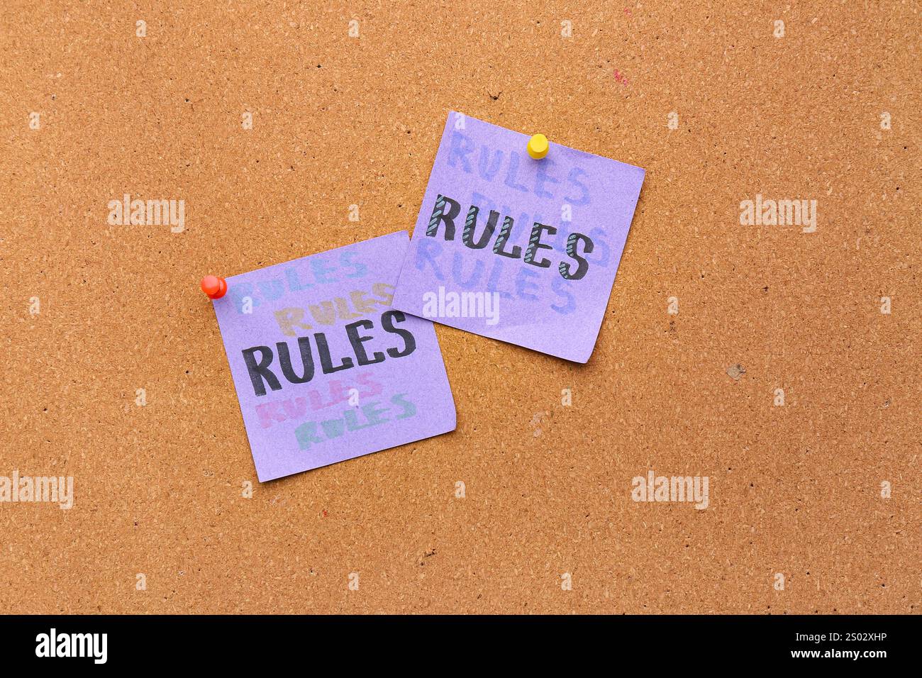 Festgeklemmte Papiere mit WORTREGELN an Bord Stockfoto