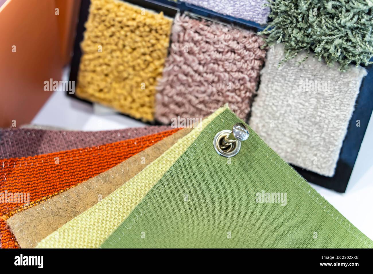 Bodenbelag- und Möbelmaterialien aus geschliffenen und gescherten Fasern, Farbmuster von Teppichen Stockfoto