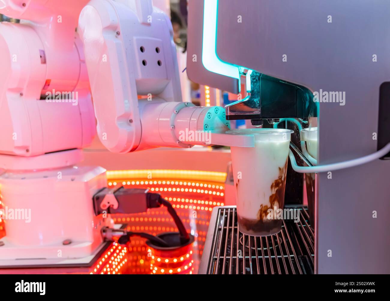 Automatischer Roboterarm, der Kaffee mit einer Kaffeemaschine zubereitet Stockfoto