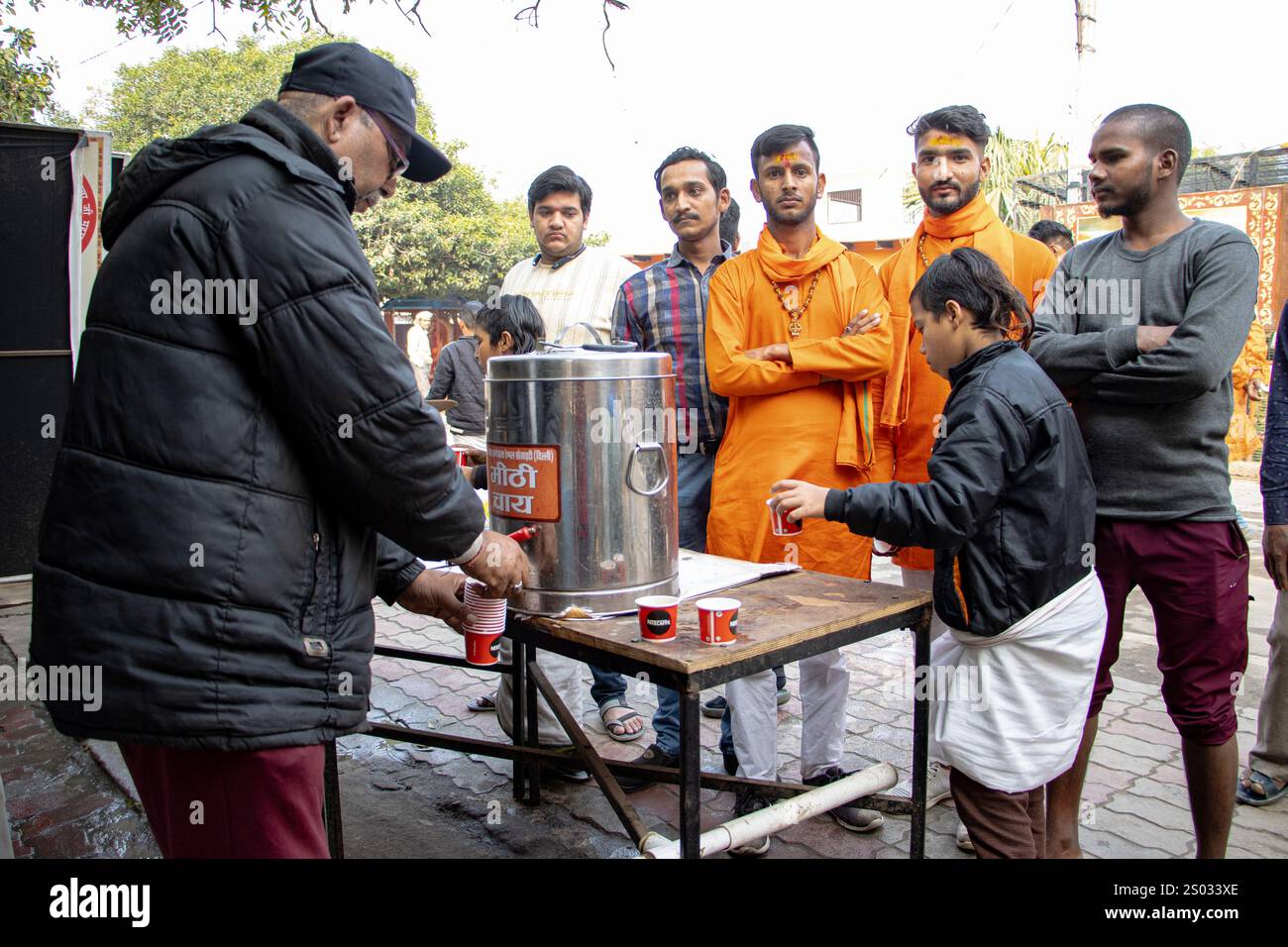 Kostenlose Tee- und Grießcracker für Pilger, gesponsert von Jhandewali Devi Mandir aus Delhi. Panchavati-Anlage, Karsevak Puram. Ayodhya, OBEN, Indien Stockfoto