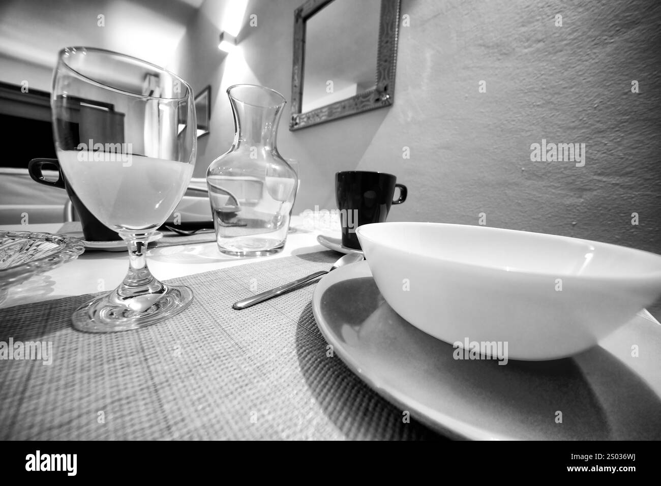 Stilvolle und sonnige Küche mit Accessoires und Tisch. Design-Raum eines Bed & Breakfast. Stockfoto