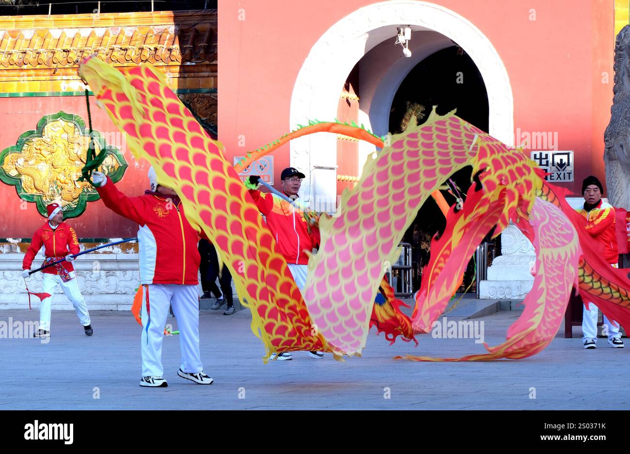 Menschen tanzen mit Banddrachen, um das Dongzhi Festival in Shenyang, nordöstlicher chinesischer Provinz Liaoning, am 21. Dezember 2024 zu begrüßen. Stockfoto