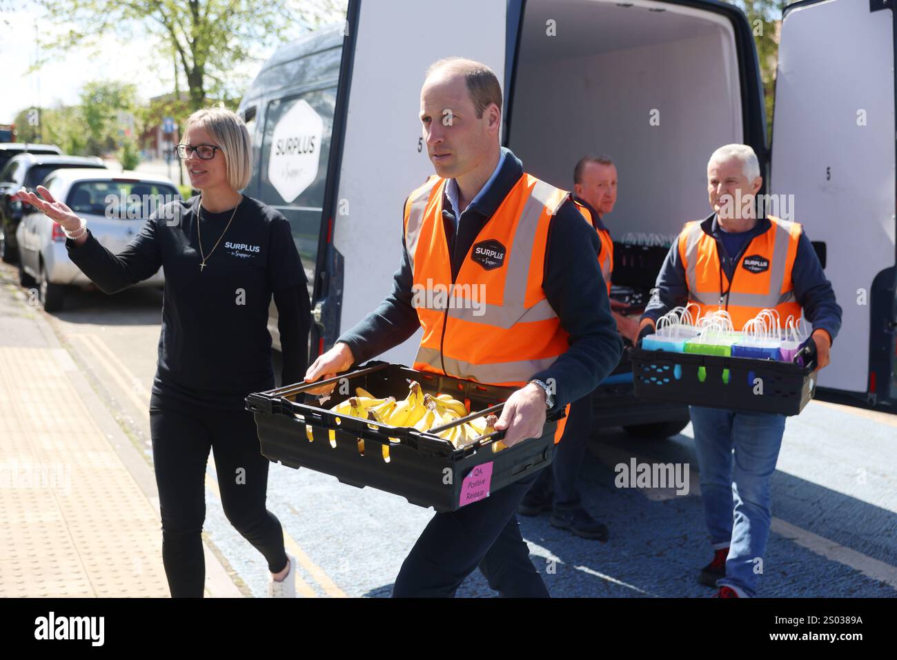 Aktenfoto vom 18. April 04/24: Der Prince of Wales liefert Nachschub von Supper nach Supper während eines Besuchs des Hanworth Centre Hub Jugendzentrums in Feltham, West London, das eine Reihe von Dienstleistungen zur Schaffung einer sichereren und besser vernetzten Gemeinschaft anbietet. Eine doppelte Krebsdiagnose für den König und die Prinzessin von Wales war ein schwieriges, herausforderndes 2024 für die königliche Familie. Es war, mit den Worten des Prinzen von Wales, eine "brutale" Zeit. Ausgabedatum: Dienstag, 24. Dezember 2024. Stockfoto