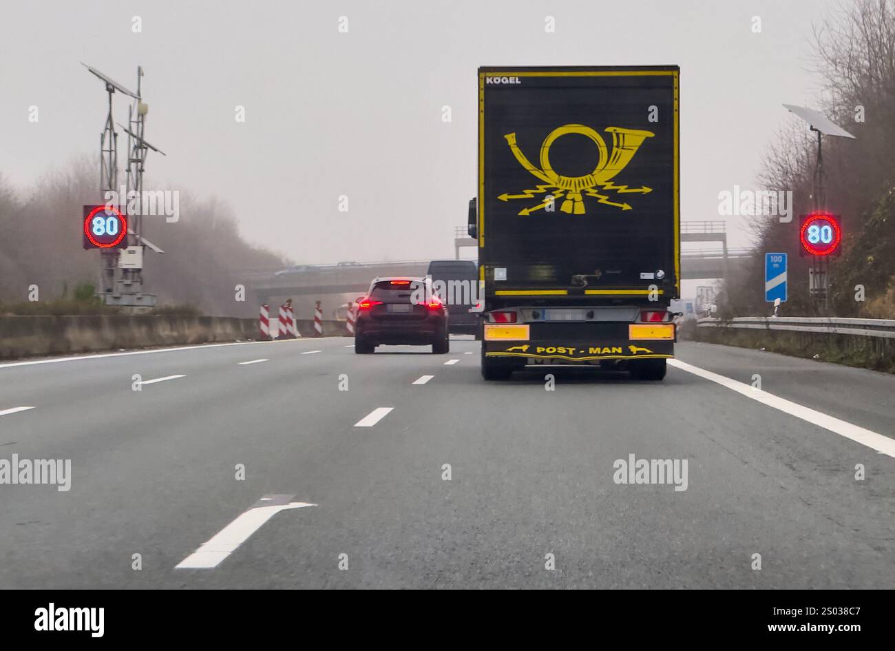 Pforzheim, Deutschland. Dezember 2024. Lkw der Deutschen Post in Pforzheim, Deutschland, 17. Dezember 2024. Fotograf: ddp Images/STAR-Images Credit: ddp Media GmbH/Alamy Live News Stockfoto