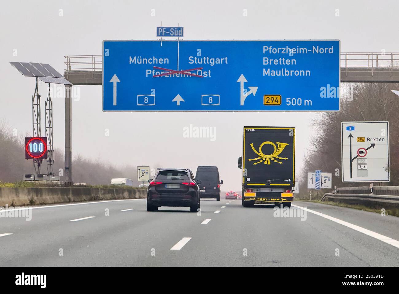 Lkw der Deutschen Post in Pforzheim, Deutschland, 17. Dezember 2024. Fotograf: Peter Schatz Stockfoto