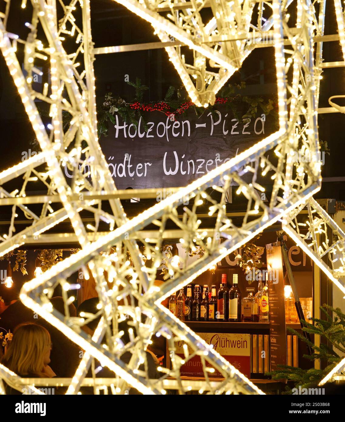 Weihnachten 2024 23.12.2024 Weihnachtsimpressionen Weihnachtsmarkt Darmstadt hier: Weihnachtspunsch Holzofenpizza Glühwein bei plus acht Grad statt Minusgrade Darmstadt Hessen Deutschland *** Weihnachten 2024 23 12 2024 Weihnachtseindrücke Weihnachtsmarkt Darmstadt hier Weihnachtsstanze Holzofenpizza Glühwein bei plus acht Grad statt Minusgraden Darmstadt Hessen Deutschland Stockfoto