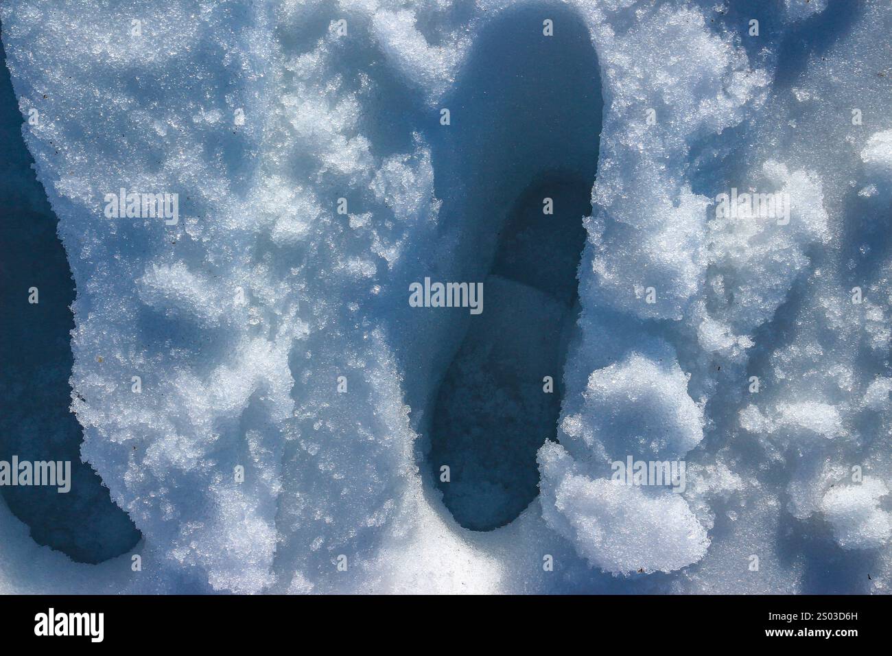 Touristische Spuren hinterlassen im tiefen Schnee auf einem Winterwanderweg Stockfoto