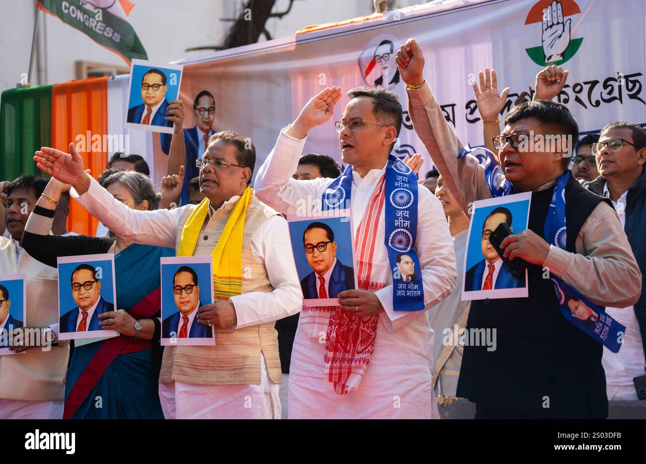 Guwahati, Indien. Dezember 2024. Die Mitglieder des indischen Kongresses halten ein Poster von Babasaheb BR Ambedkar während des Protests gegen den Innenminister der Union Amit Shah über seine Bemerkungen zu B R Ambedkar am 24. Dezember 2024 in Guwahati, Indien. Quelle: David Talukdar/Alamy Live News Stockfoto